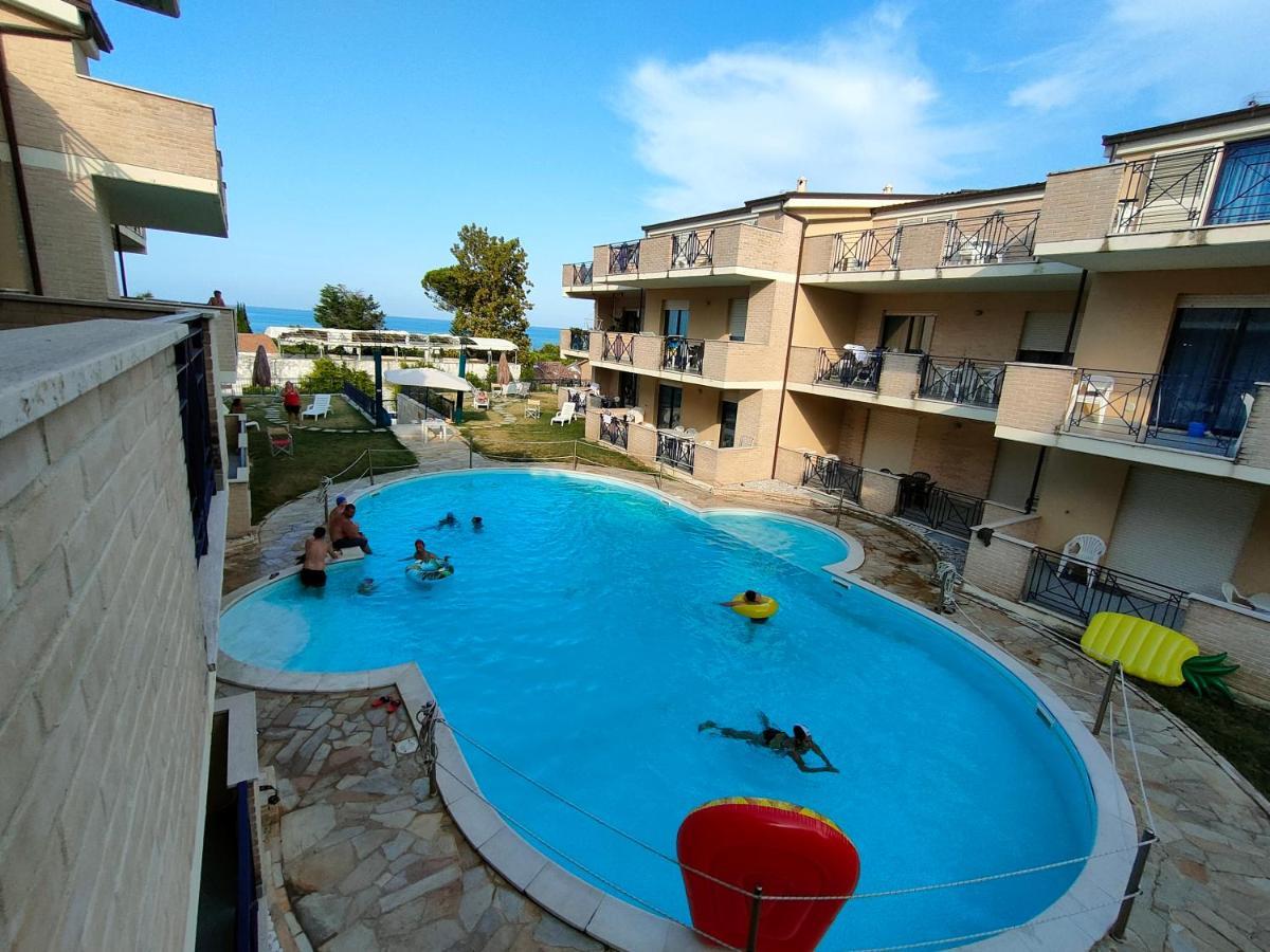 Appartamento Con Piscina Green Bay Village Pineto Exterior photo